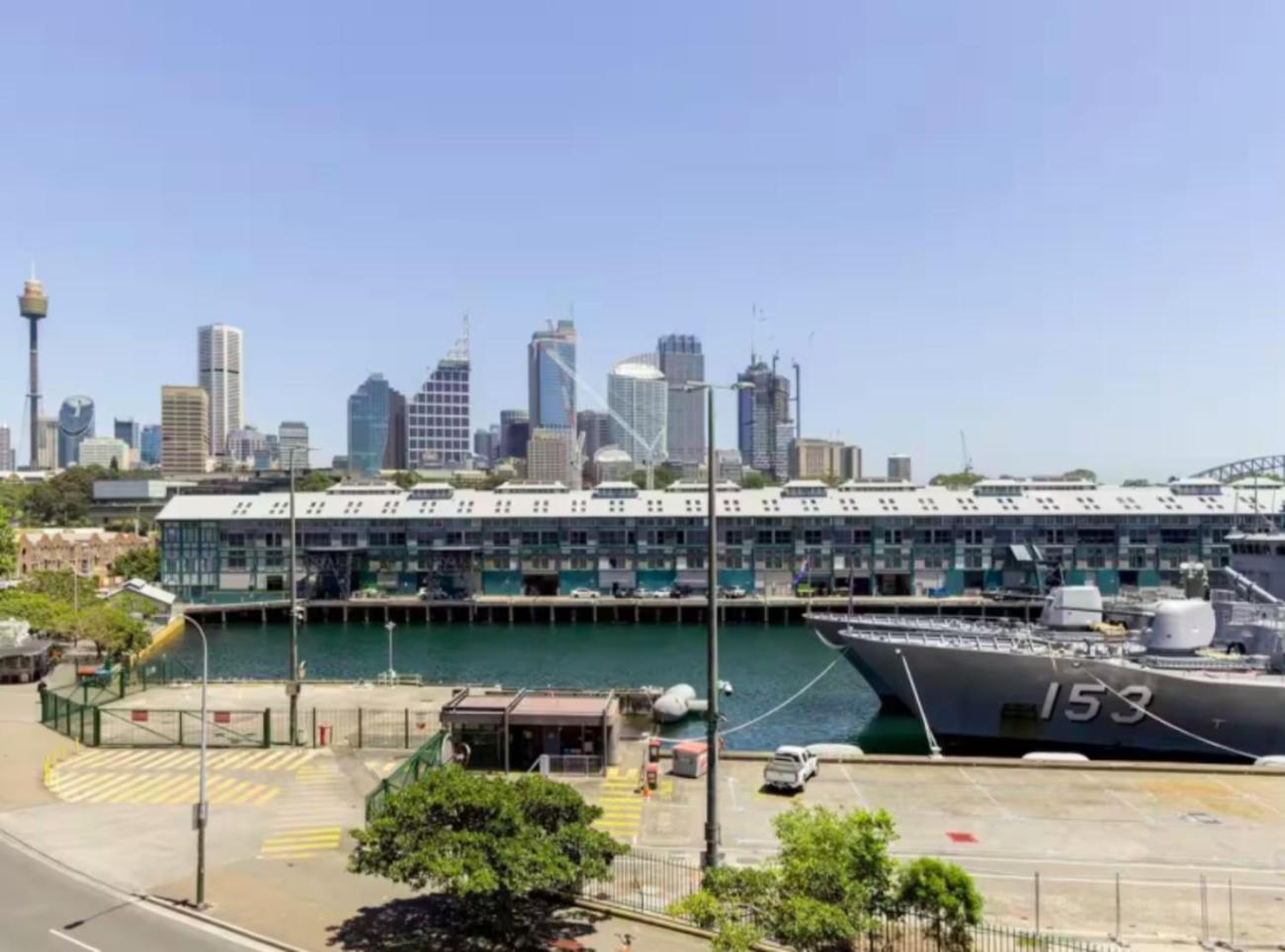 Spectacular Waterfront With Cosmopolitan Lifestyle Apartment *